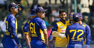 ஆசிய கோப்பை: வங்கதேசத்துக்கு எதிராக இலங்கை பந்துவீச்சு!