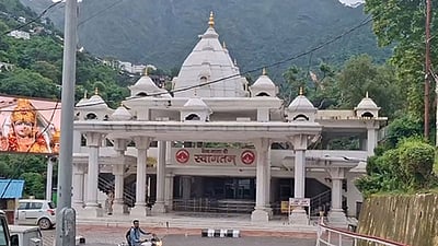 ஜம்மு-காஷ்மீா்: வைஷ்ணவ தேவி 
கோயில் யாத்திரை மீண்டும் தொடக்கம்