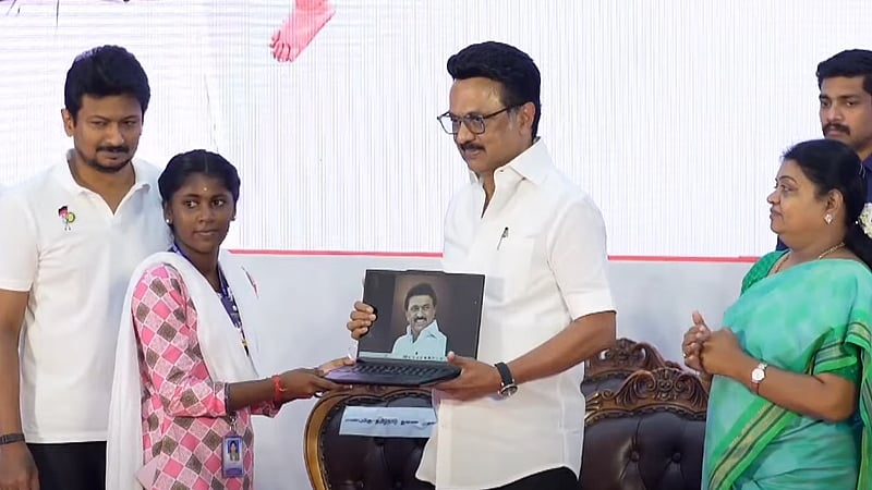 மடிக்கணினிகளை வழங்கும் முதல்வர் ஸ்டாலின்.