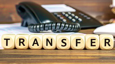 மதுவிலக்கு அமலாக்கப் பிரிவு போலீஸாா் கூண்டோடு இடமாற்றம் 