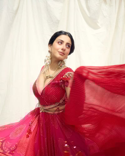 அட்ராசிட்டி வித் பியூட்டி... இஷா மால்வியா!