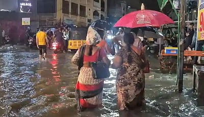 ஹைதராபாத்தில் ஒரே இரவில் 245 மிமீ மழை! வெள்ளத்தில் அடித்துச் செல்லப்பட்ட 3 பேர்!