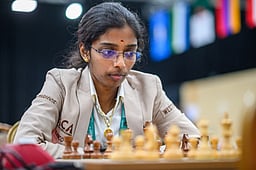 திவ்யாவை வீழ்த்தினாா் வைஷாலி