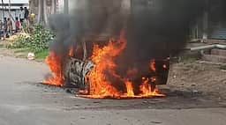 கொடைக்கானல் - வத்தலகுண்டு
மலைச் சாலையில் தீப்பிடித்து எரிந்த காா்