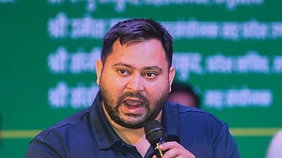 தேர்தலுக்காக அவதூறு பேசி மக்களை திசைதிருப்புகிறார் மோடி: தேஜஸ்வி யாதவ்