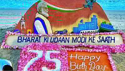 750 தாமரைகளால் மணல் சிற்பம்: பிரதமர் மோடிக்கு சுதர்சன் பட்நாயக் வாழ்த்து!