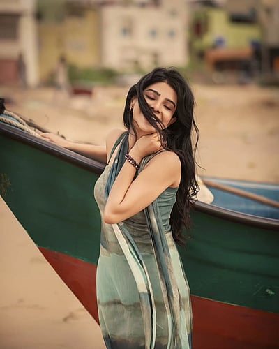 கடலோரம்... பவித்ரா லட்சுமி!