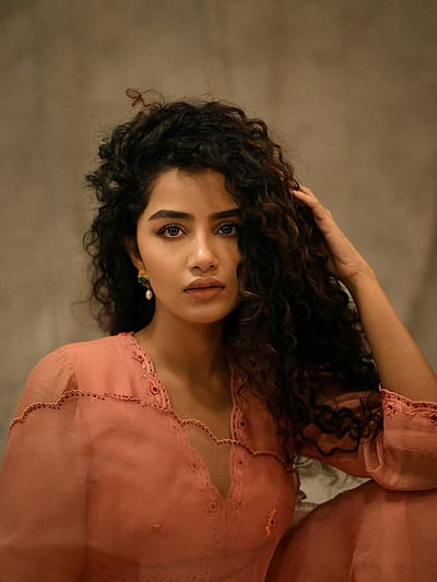 அழகின் பிரதிபலிப்பு.. அனுபமா பரமேஸ்வரன்!