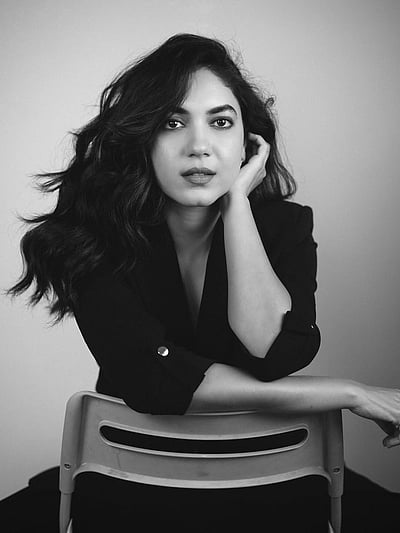 என்னருகில் நீ... ரிது வர்மா!