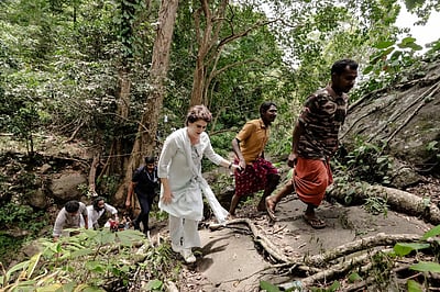 வயநாட்டில் பழங்குடியினரை சந்தித்த பிரியங்கா காந்தி!