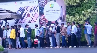 ஆப்பிள் ஐபோன் 17 அறிமுகம்: நீண்ட வரிசையில் காத்திருக்கும் இளைஞர்கள்!