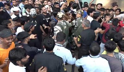 மும்பையில் ஆப்பிள் ஐபோனுக்காக சண்டையிட்ட இளைஞர்கள் 