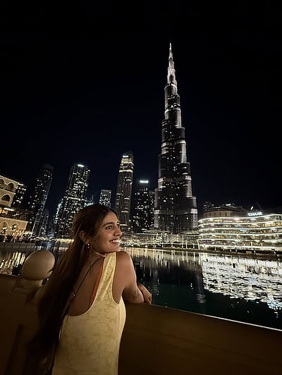 பகல் போல் பளிச்சிடும் விளக்குகள்... பிரியா வாரியர்! 