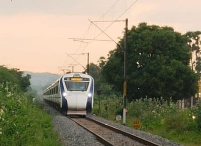 என்ஜின் கோளாறு! ஜோலார்பேட்டை அருகே 3 மணி நேரம் நின்ற வந்தே பாரத் ரயில்! 