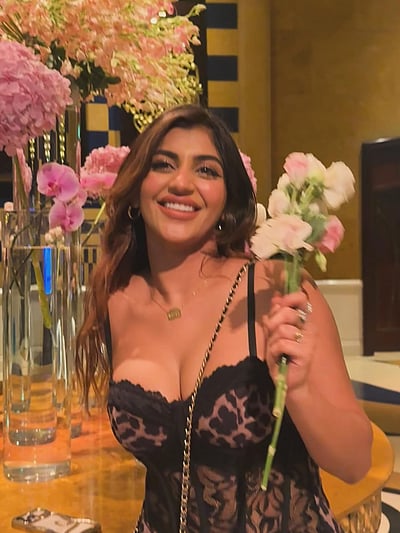 பூவின் புன்னகை... யாஷிகா!