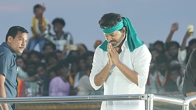 உங்கள் அப்பா ஊரில் அடிப்படை வசதிகூட இல்லை: திருவாரூரில் விஜய்