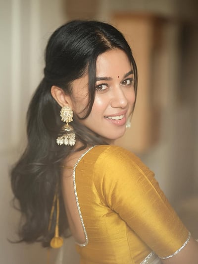 பட்டுப் பூவே... மிர்னாலினி ரவி!