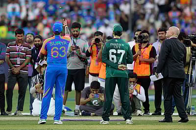 இந்தியாவை பழிதீர்க்குமா பாகிஸ்தான்? முதலில் பேட்டிங்!