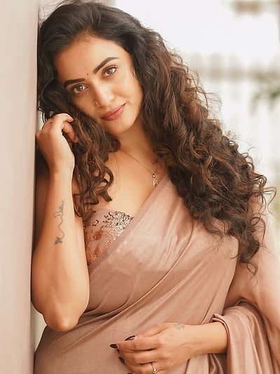 இன்னும் என்ன எண்ணம்... ஜனனி அசோக்குமார்! 