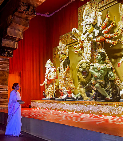 ஜிஎஸ்டி குறைப்பால் நாங்கள் ரூ.2000 கோடி வருவாயை இழக்கிறோம்? - மம்தா பானா்ஜி