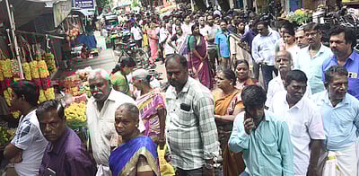 மகாளய அமாவாசை:  தர்ப்பணம் செய்ய நீண்ட வரிசையில் 
காத்திருப்பு!