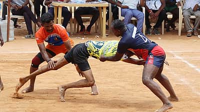 சத்தீஸ்கரில் கபடி போட்டியின்போது மின்சாரம் பாய்ந்து 3 பேர் பலி  