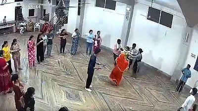 கர்பா நடனம் ஆடிக்கொண்டிருந்த பெண்ணை துப்பாக்கி முனையில் கடத்திய கும்பல்  