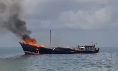 குஜராத்தில் சரக்கு கப்பலில் பயங்கர தீ விபத்து(விடியோ)  