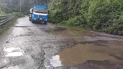 கொடைக்கானலில் தொடா் மழையால் சேதமடைந்த சாலைகளைச் சீரமைக்க கோரிக்கை