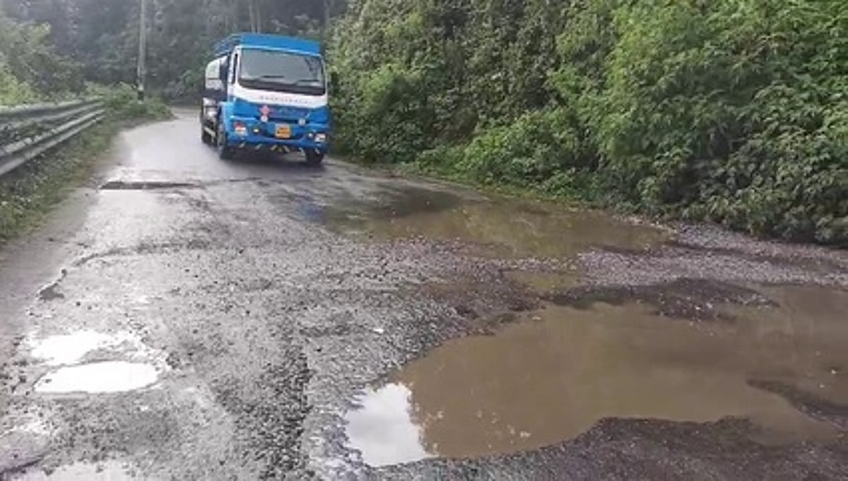 கொடைக்கானலில் தொடா் மழையால் சேதமடைந்த சாலைகளைச் சீரமைக்க கோரிக்கை