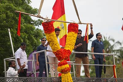 விஜய்க்கு பிரமாண்ட மாலை:  4 பேர் மீது வழக்கு பதிவு  