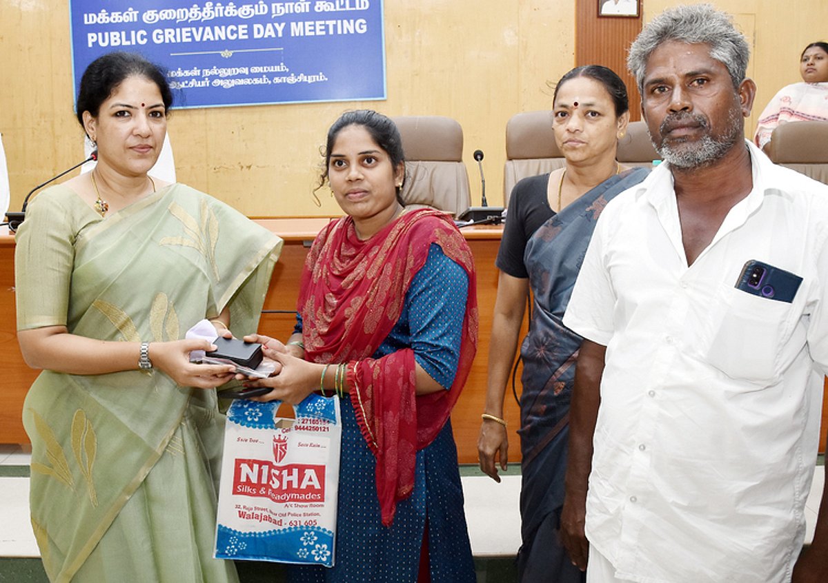 காஞ்சிபுரம் குறைதீா் கூட்டத்தில் நலத்திட்ட உதவி அளிப்பு