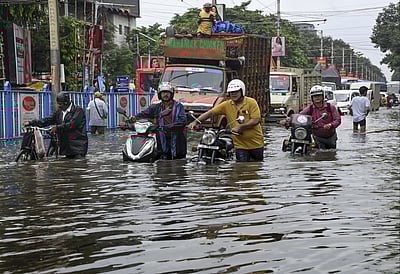வெள்ளத்தில் மிதக்கும் கொல்கத்தா! மின்சாரம் பாய்ந்து 7 பேர் பலி!