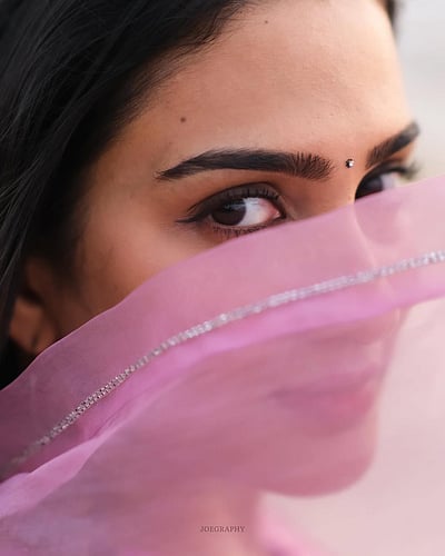 முந்தானை சிறையானது… அதிதி ரவி!