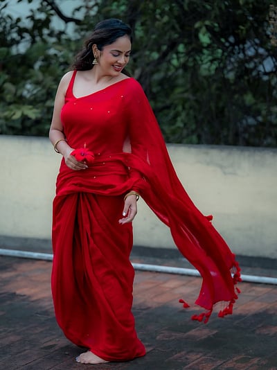 பூவே.. செம்பூவே.. நந்திதா ஸ்வேதா!