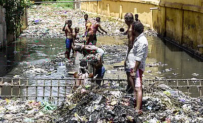 தூய்மைப் பணியாளர் உயிரிழந்தால் ரூ.35 லட்சம் நிவாரணம்: உ.பி. அரசு