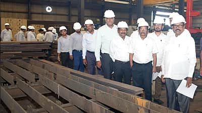 அண்ணா சாலையில் உயர்நிலை மேம்பாலம்: அமைச்சர் எ.வ. வேலு ஹைதராபாத்தில்  ஆய்வு!  