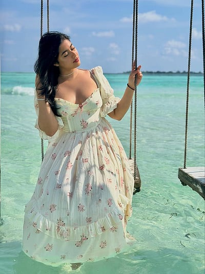 ஊஞ்சலாடும் பொழுதில்... நிகிதா சர்மா!