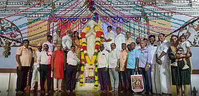 மன்னா் சரபோஜி பிறந்த நாள் விழா: அரசு சார்பில் ஆட்சியர் மரியாதை 