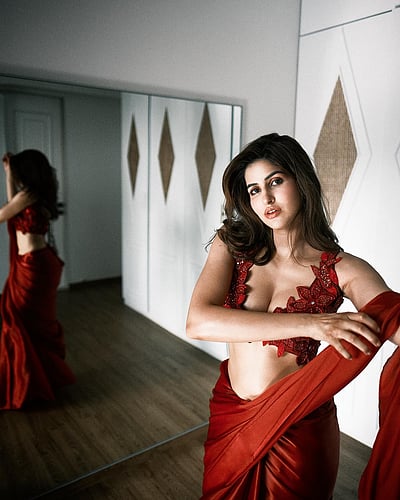 ரெட் வெல்வெட்... சாக்‌ஷி!