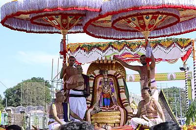 சின்ன சேஷ வாகனத்தில் மலையப்ப சுவாமி வலம்