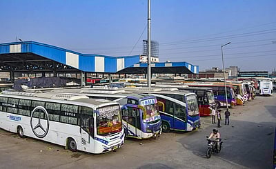 கூடுதல் கட்டணம் வசூலிக்கும் 
ஆம்னி பேருந்துகள் மீது நடவடிக்கை: போக்குவரத்து ஆணையா்