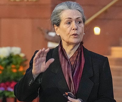 காஸா விவகாரத்தில் இந்தியா மெளனம்: சோனியா காந்தி விமா்சனம்