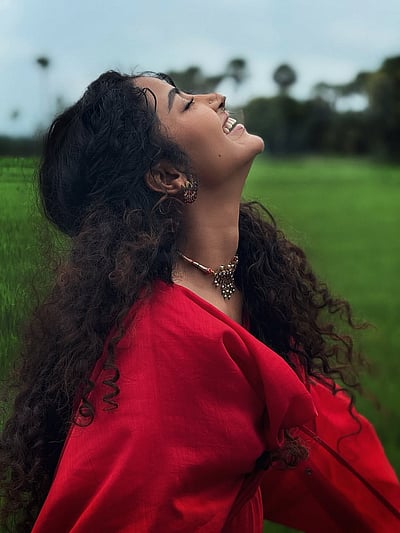 சிவப்பு கழுத்துடன் ஒரு பச்சைப் பறவை... அனுபமா!