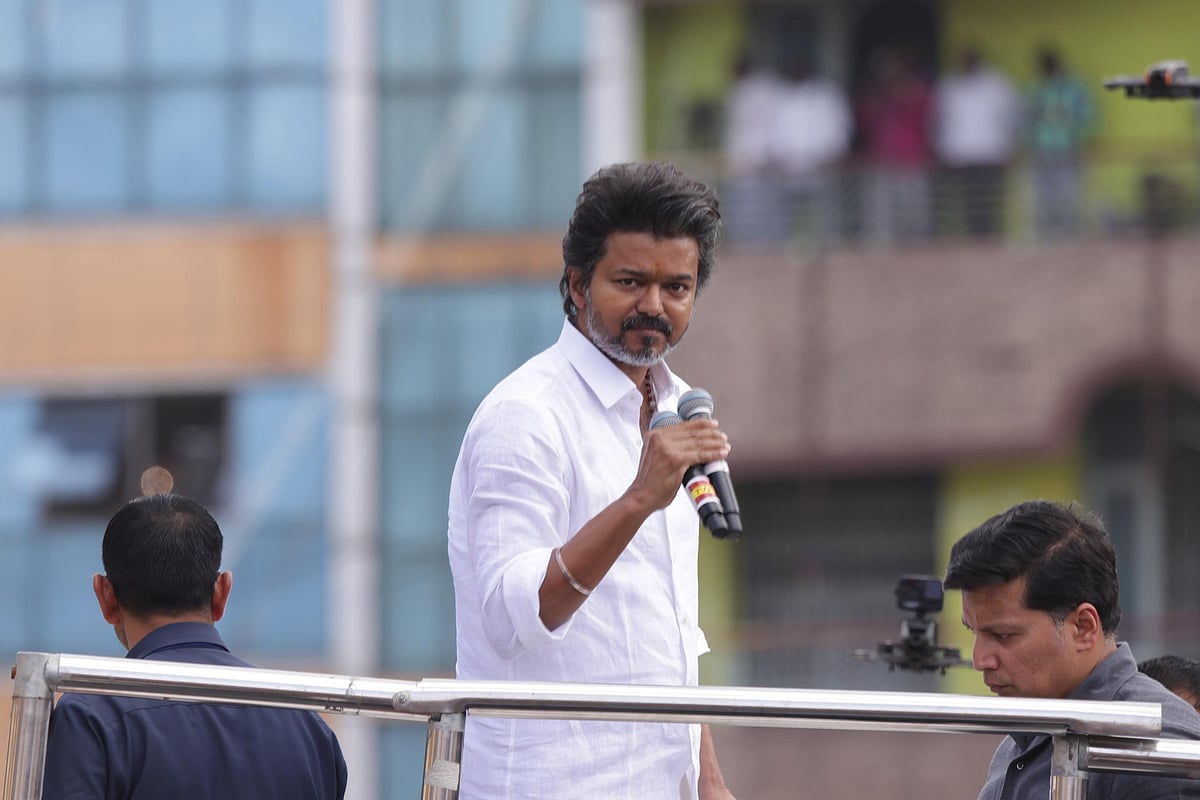 கரூர் பலி: பாதிக்கப்பட்ட குடும்பங்களைச் சந்தித்து ஆறுதல் கூறிய விஜய்