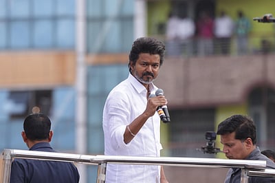 காவல் அதிகாரிகள் அறிவுறுத்தியதால்தான் விஜய் வெளியேறினார்: உச்ச நீதிமன்றத்தில் தவெக தரப்பு