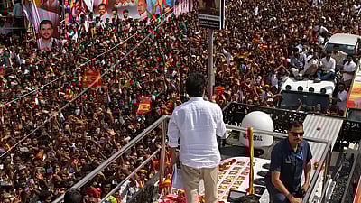 விஜய்யின் பிரசாரக் கூட்டத்தில் நெரிசலுக்கு காரணம் என்ன? சம்பவ இடத்தில் இருந்தவா்கள் கண்ணீருடன் தகவல்!