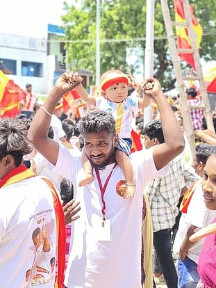 எச்சரிக்கையையும் மீறி கைக்குழந்தைகளுடன் வந்த தவெகவினா்!