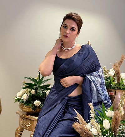 வசியக்காரி... ஷ்ரத்தா தாஸ்!