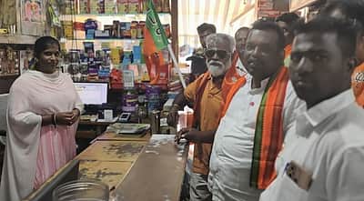 ஜிஎஸ்டி வரி குறைப்பு: பாஜகவினா் துண்டு பிரசுரம் விநியோகம்